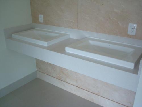 Bancada em quartzia sup. quartzo acabamento macico