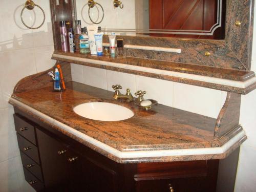 Bancada granito red verona detalhe marmore carrara aparador