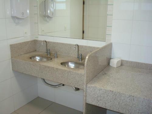 Favatorio + bancada maquiagem wc comercial branco siena divisoria bercario publico