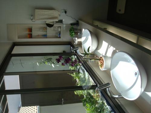 Lavatorio em porcelanato sala banho meia esquadria nicho lateral cubas apoio