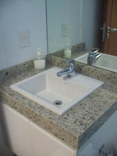 Lavatorio granito branco dallas borda macica