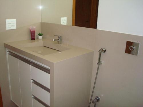 Bancada silestone cuba esculpida trave lateral coluna apoio pe direito