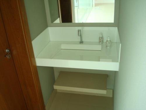 Bancada wc lazer cuba esculpida super nanoglass prateleira aparador porcelanato